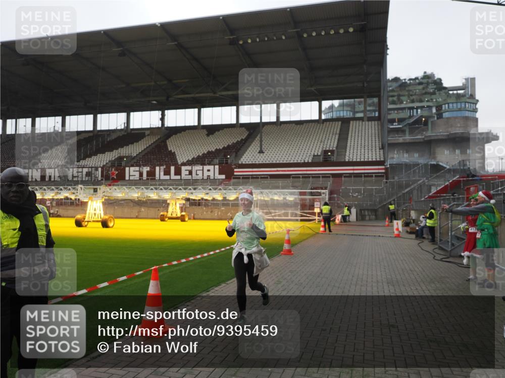 07.12.2025 - St. Pauli X-Mass-Run No. 15 Fabian Wolf http://msf.ph/oto/9395459 07.12.2025 10:30:13 Ziel 1696, 2369 meine-sportfotos.de