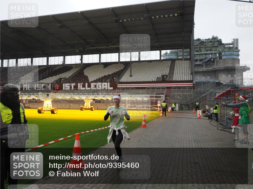 07.12.2025 - St. Pauli X-Mass-Run No. 15 Fabian Wolf http://msf.ph/oto/9395460 07.12.2025 10:30:13 Ziel 1696, 2369 meine-sportfotos.de