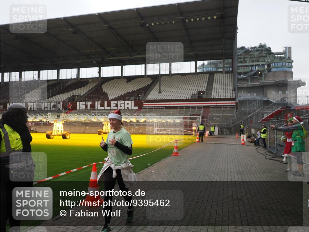 07.12.2025 - St. Pauli X-Mass-Run No. 15 Fabian Wolf http://msf.ph/oto/9395462 07.12.2025 10:30:14 Ziel 1696, 2369 meine-sportfotos.de