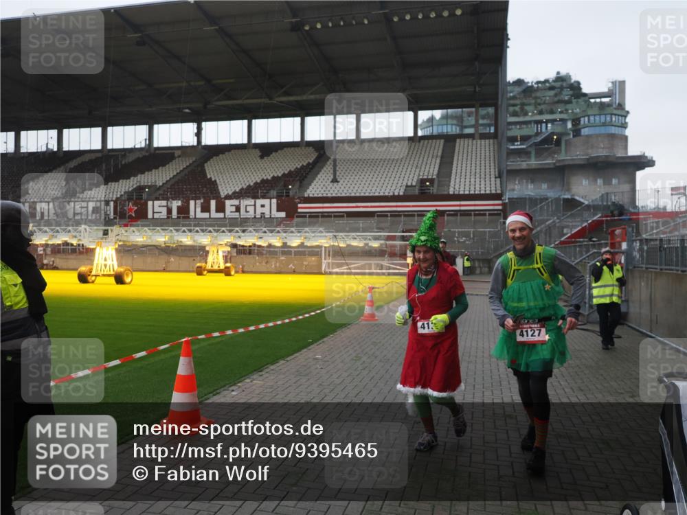 07.12.2025 - St. Pauli X-Mass-Run No. 15 Fabian Wolf http://msf.ph/oto/9395465 07.12.2025 10:30:22 Ziel 1696, 2910 meine-sportfotos.de