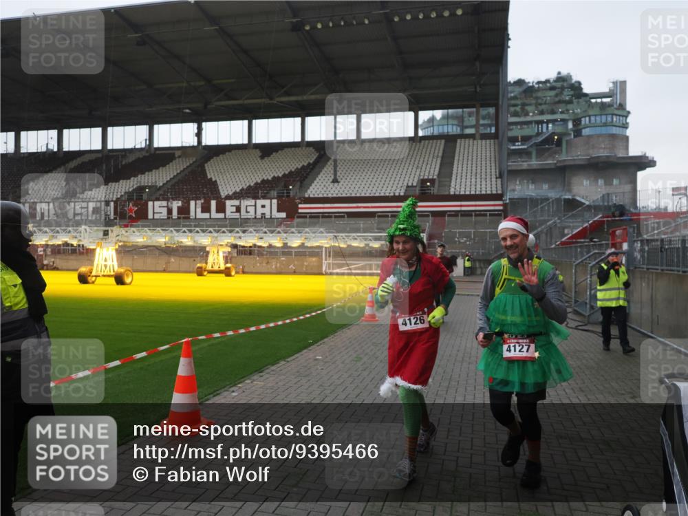 07.12.2025 - St. Pauli X-Mass-Run No. 15 Fabian Wolf http://msf.ph/oto/9395466 07.12.2025 10:30:23 Ziel 1696, 2910 meine-sportfotos.de