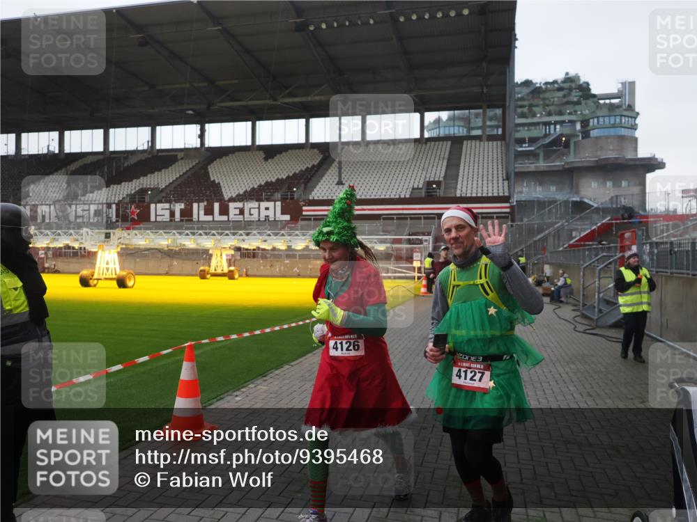 07.12.2025 - St. Pauli X-Mass-Run No. 15 Fabian Wolf http://msf.ph/oto/9395468 07.12.2025 10:30:23 Ziel 1696, 2910 meine-sportfotos.de