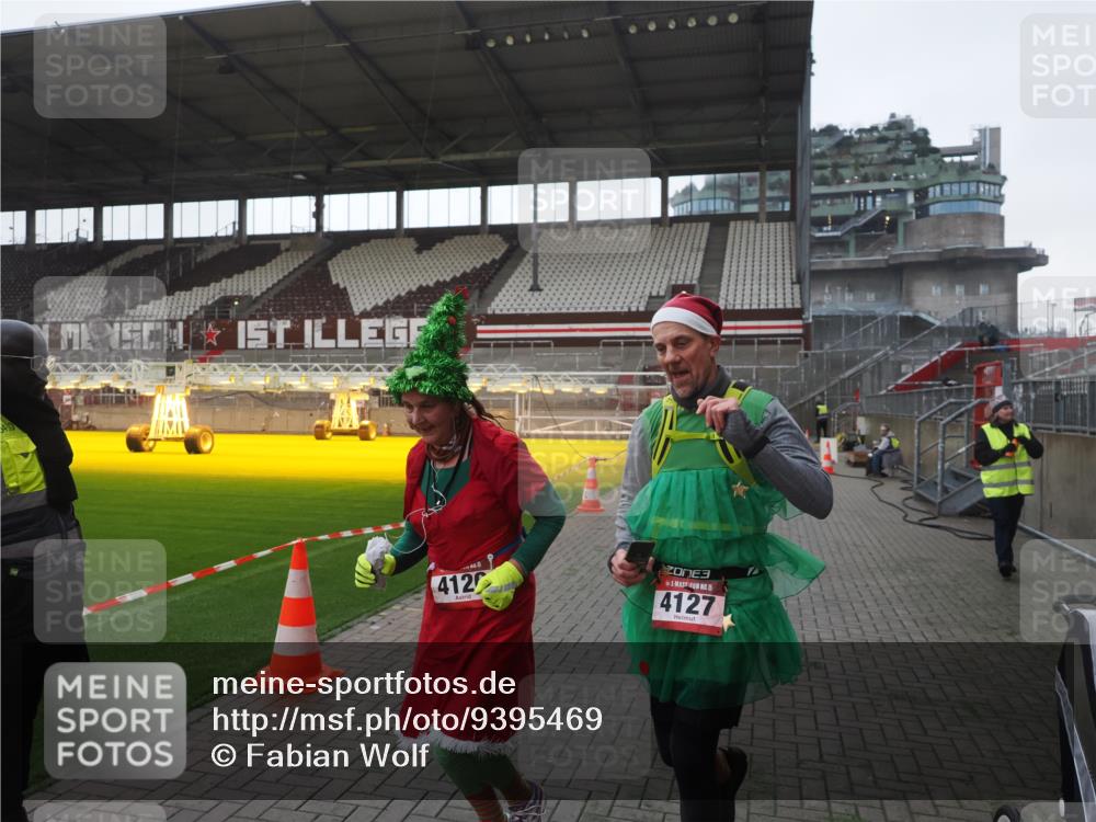 07.12.2025 - St. Pauli X-Mass-Run No. 15 Fabian Wolf http://msf.ph/oto/9395469 07.12.2025 10:30:23 Ziel 1696, 2910 meine-sportfotos.de