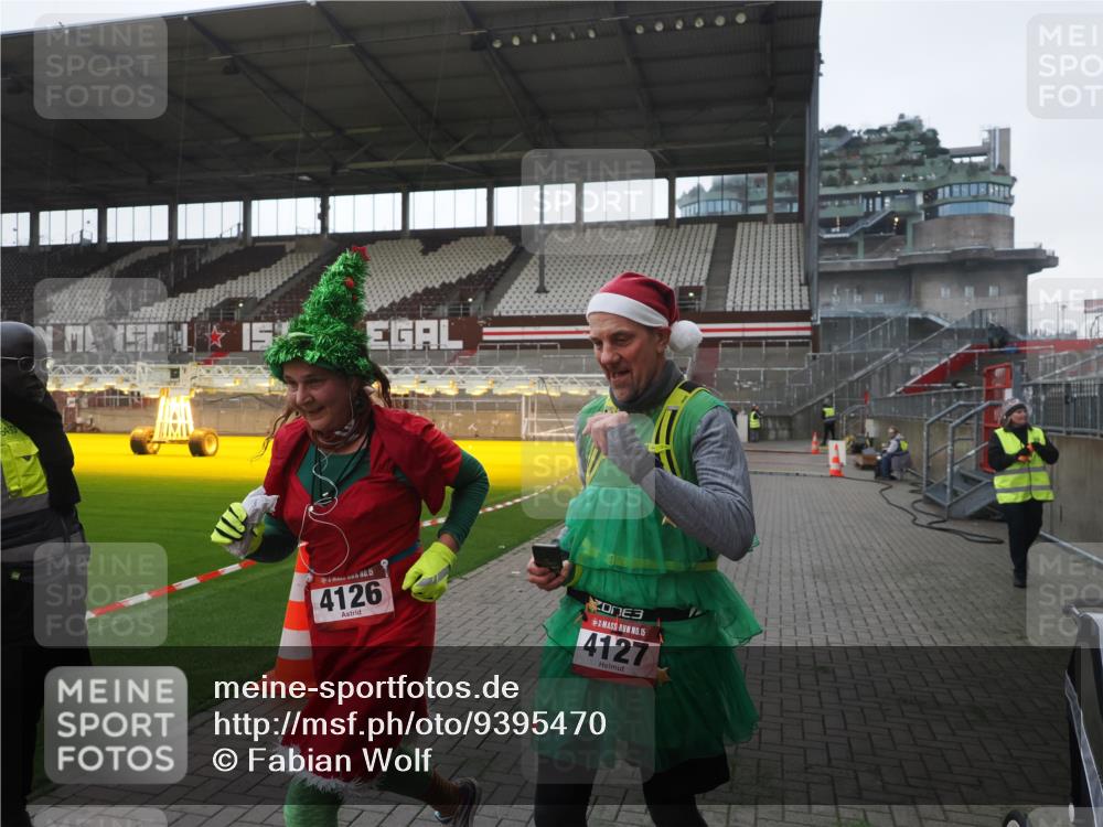 07.12.2025 - St. Pauli X-Mass-Run No. 15 Fabian Wolf http://msf.ph/oto/9395470 07.12.2025 10:30:23 Ziel 1696, 2910 meine-sportfotos.de