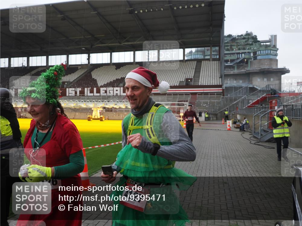 07.12.2025 - St. Pauli X-Mass-Run No. 15 Fabian Wolf http://msf.ph/oto/9395471 07.12.2025 10:30:24 Ziel 1696, 2910 meine-sportfotos.de