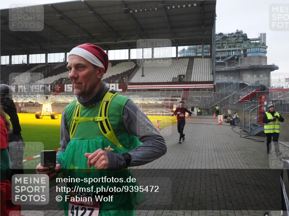 07.12.2025 - St. Pauli X-Mass-Run No. 15 Fabian Wolf http://msf.ph/oto/9395472 07.12.2025 10:30:24 Ziel 1696, 2910 meine-sportfotos.de