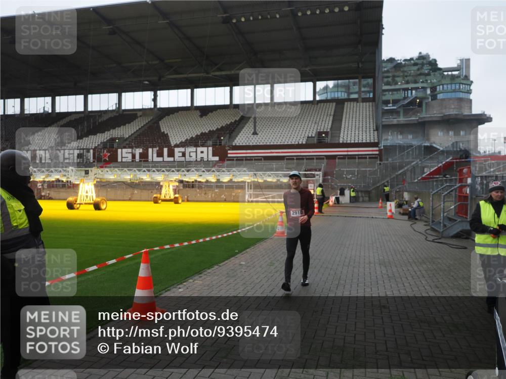 07.12.2025 - St. Pauli X-Mass-Run No. 15 Fabian Wolf http://msf.ph/oto/9395474 07.12.2025 10:30:26 Ziel 1696, 2910 meine-sportfotos.de
