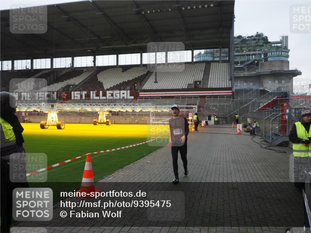 07.12.2025 - St. Pauli X-Mass-Run No. 15 Fabian Wolf http://msf.ph/oto/9395475 07.12.2025 10:30:26 Ziel 1696, 2910 meine-sportfotos.de