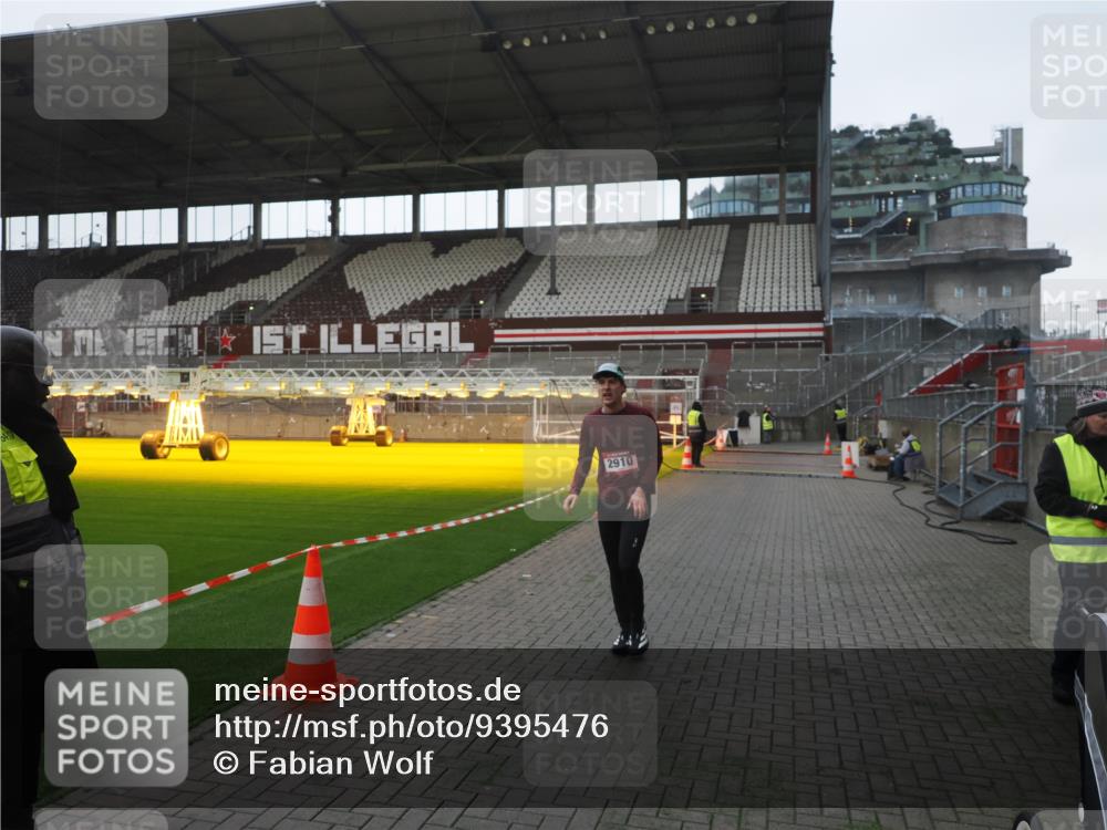 07.12.2025 - St. Pauli X-Mass-Run No. 15 Fabian Wolf http://msf.ph/oto/9395476 07.12.2025 10:30:27 Ziel 2910 meine-sportfotos.de