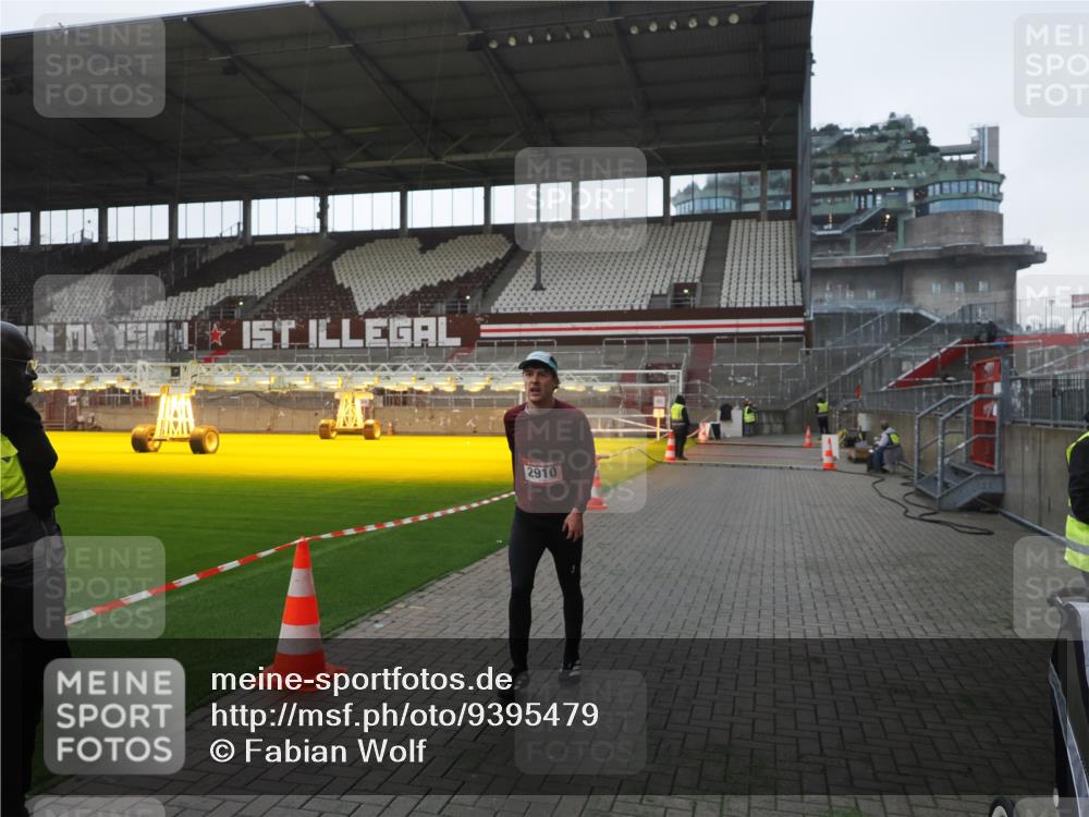 07.12.2025 - St. Pauli X-Mass-Run No. 15 Fabian Wolf http://msf.ph/oto/9395479 07.12.2025 10:30:27 Ziel 2910 meine-sportfotos.de