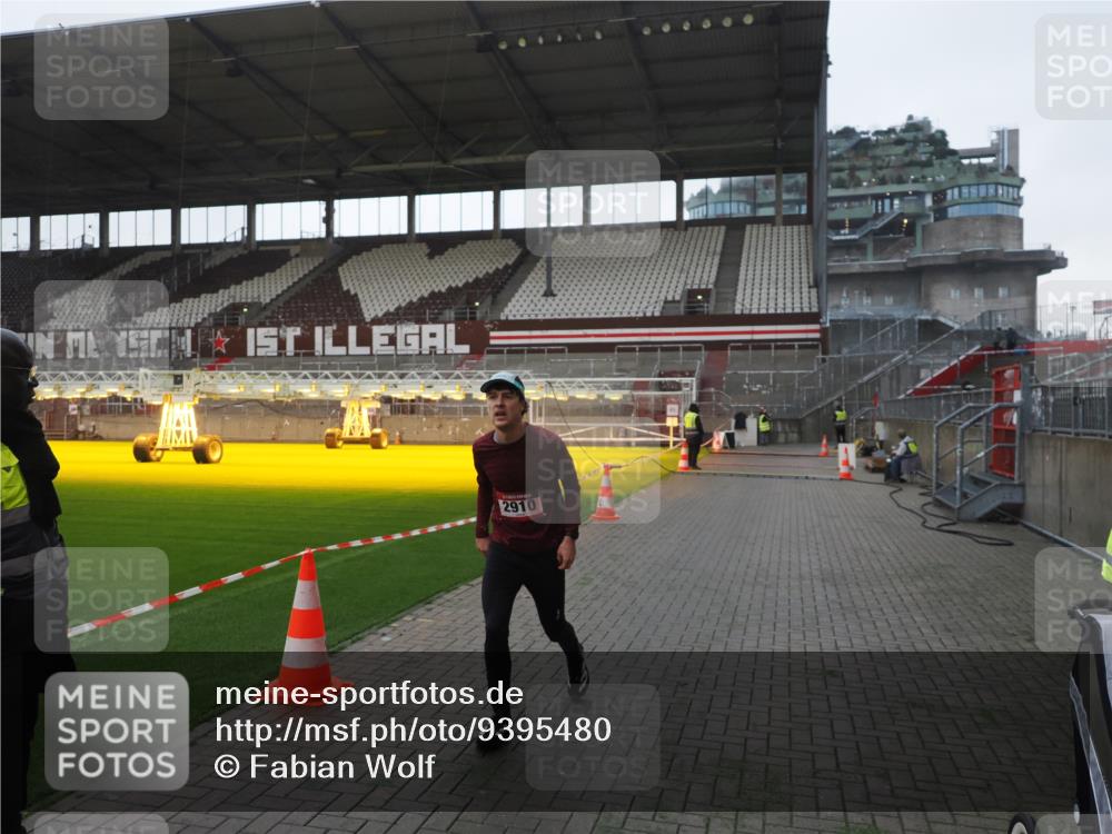 07.12.2025 - St. Pauli X-Mass-Run No. 15 Fabian Wolf http://msf.ph/oto/9395480 07.12.2025 10:30:27 Ziel 2910 meine-sportfotos.de