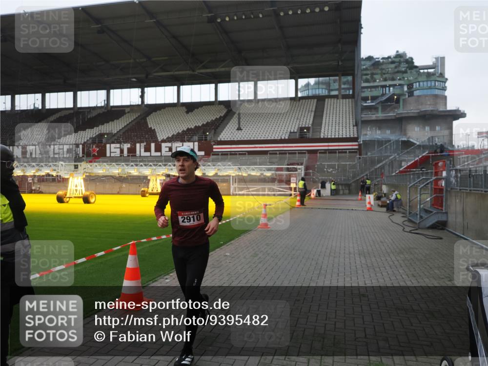 07.12.2025 - St. Pauli X-Mass-Run No. 15 Fabian Wolf http://msf.ph/oto/9395482 07.12.2025 10:30:28 Ziel 2910 meine-sportfotos.de