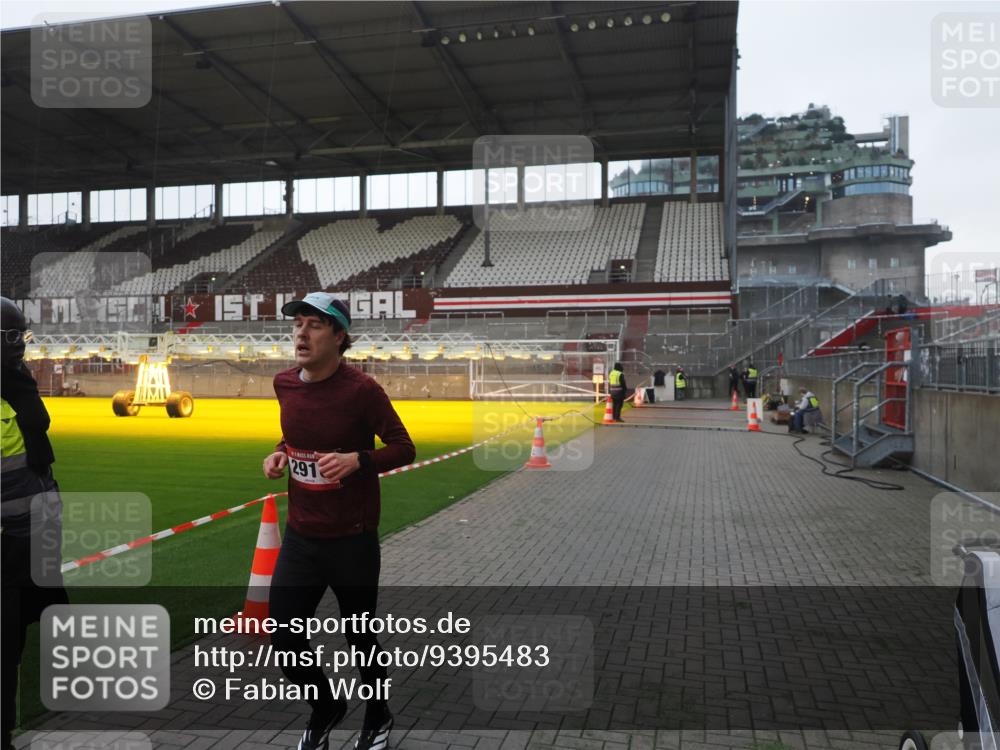 07.12.2025 - St. Pauli X-Mass-Run No. 15 Fabian Wolf http://msf.ph/oto/9395483 07.12.2025 10:30:28 Ziel 2910 meine-sportfotos.de