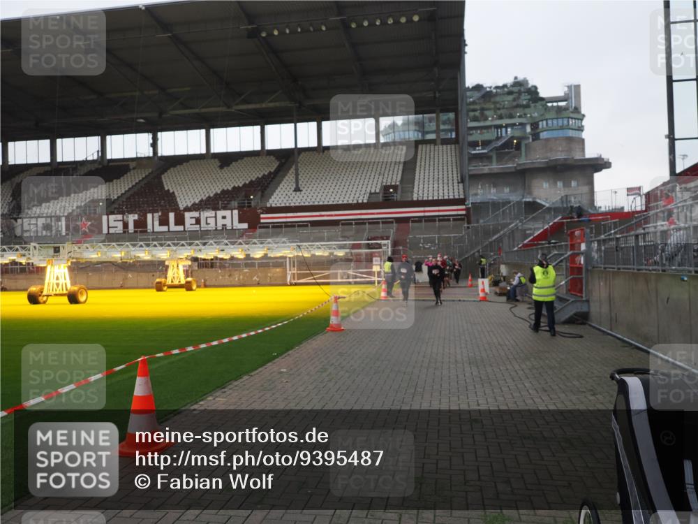 07.12.2025 - St. Pauli X-Mass-Run No. 15 Fabian Wolf http://msf.ph/oto/9395487 07.12.2025 10:30:37 Ziel 2537, 2910, 4845, 4847 meine-sportfotos.de