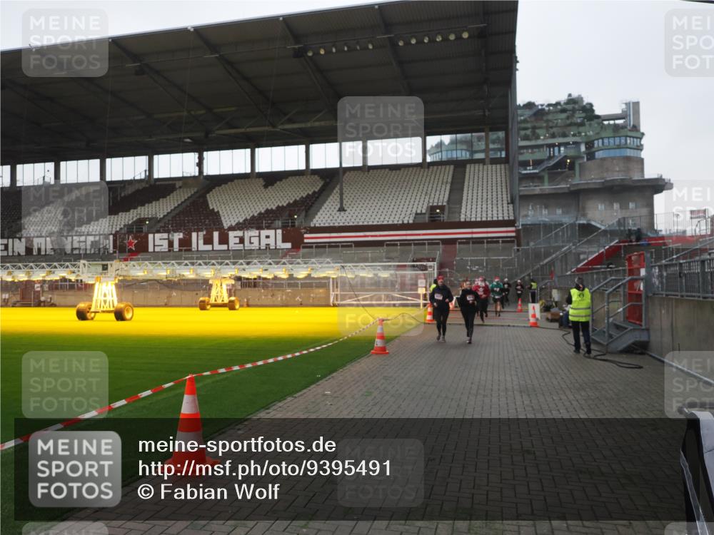 07.12.2025 - St. Pauli X-Mass-Run No. 15 Fabian Wolf http://msf.ph/oto/9395491 07.12.2025 10:30:38 Ziel 1698, 1700, 2537, 2910, 4845, 4847 meine-sportfotos.de