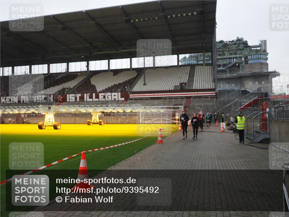 07.12.2025 - St. Pauli X-Mass-Run No. 15 Fabian Wolf http://msf.ph/oto/9395492 07.12.2025 10:30:39 Ziel 1698, 1700, 2537, 2910, 4845, 4847 meine-sportfotos.de