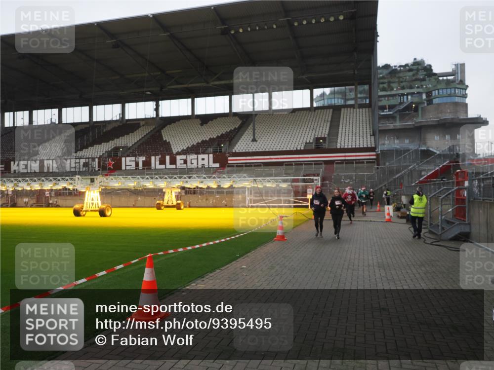 07.12.2025 - St. Pauli X-Mass-Run No. 15 Fabian Wolf http://msf.ph/oto/9395495 07.12.2025 10:30:39 Ziel 1698, 1700, 2537, 2910, 4845, 4847 meine-sportfotos.de