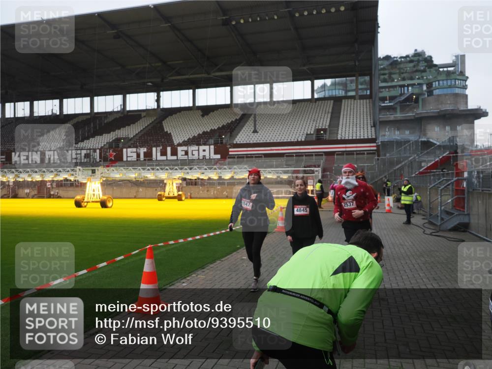 07.12.2025 - St. Pauli X-Mass-Run No. 15 Fabian Wolf http://msf.ph/oto/9395510 07.12.2025 10:30:44 Ziel 594, 601, 608, 1698, 1700, 2537, 3936, 3940, 3986, 4845, 4847 meine-sportfotos.de