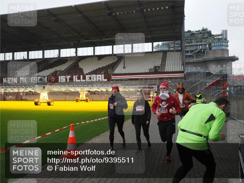 07.12.2025 - St. Pauli X-Mass-Run No. 15 Fabian Wolf http://msf.ph/oto/9395511 07.12.2025 10:30:44 Ziel 594, 601, 608, 1698, 1700, 2537, 3936, 3940, 3986, 4845, 4847 meine-sportfotos.de