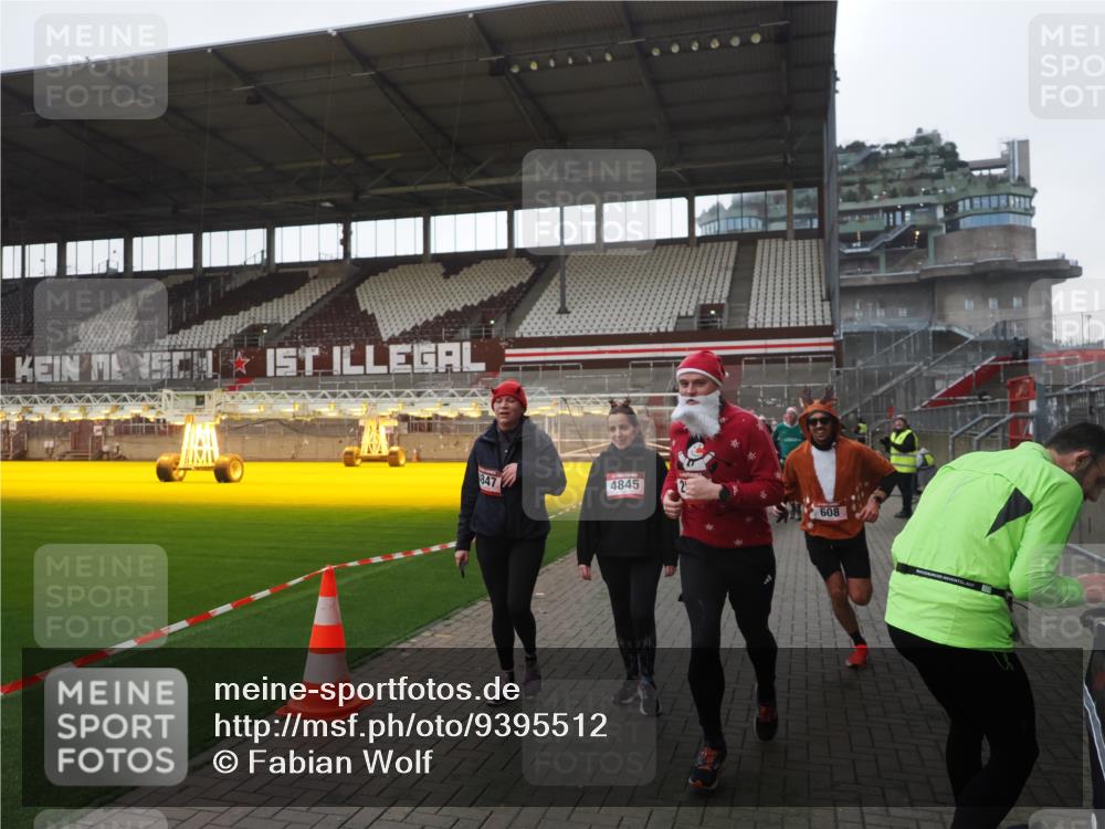 07.12.2025 - St. Pauli X-Mass-Run No. 15 Fabian Wolf http://msf.ph/oto/9395512 07.12.2025 10:30:44 Ziel 594, 601, 608, 1698, 1700, 2537, 3936, 3940, 3986, 4845, 4847 meine-sportfotos.de