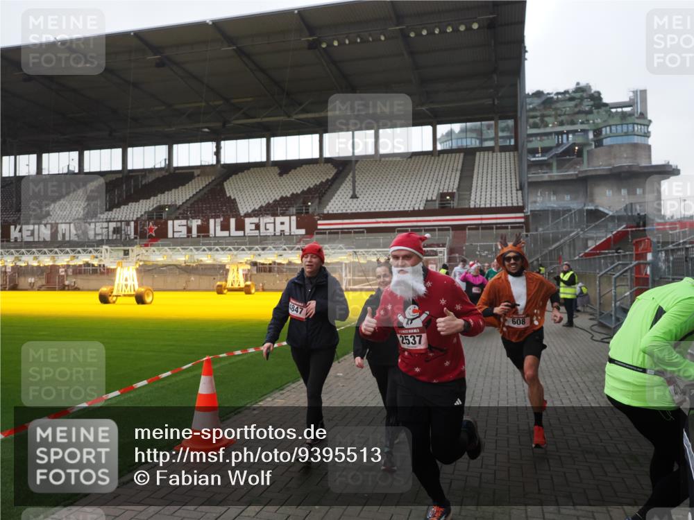 07.12.2025 - St. Pauli X-Mass-Run No. 15 Fabian Wolf http://msf.ph/oto/9395513 07.12.2025 10:30:45 Ziel 594, 601, 608, 1698, 1700, 2537, 3936, 3940, 3982, 3986, 4845, 4847 meine-sportfotos.de