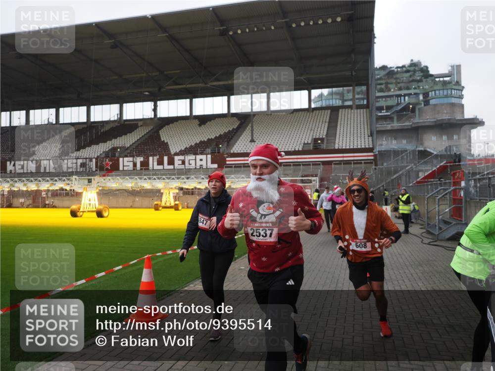 07.12.2025 - St. Pauli X-Mass-Run No. 15 Fabian Wolf http://msf.ph/oto/9395514 07.12.2025 10:30:45 Ziel 594, 601, 608, 1698, 1700, 2537, 3936, 3940, 3982, 3986, 4845, 4847 meine-sportfotos.de