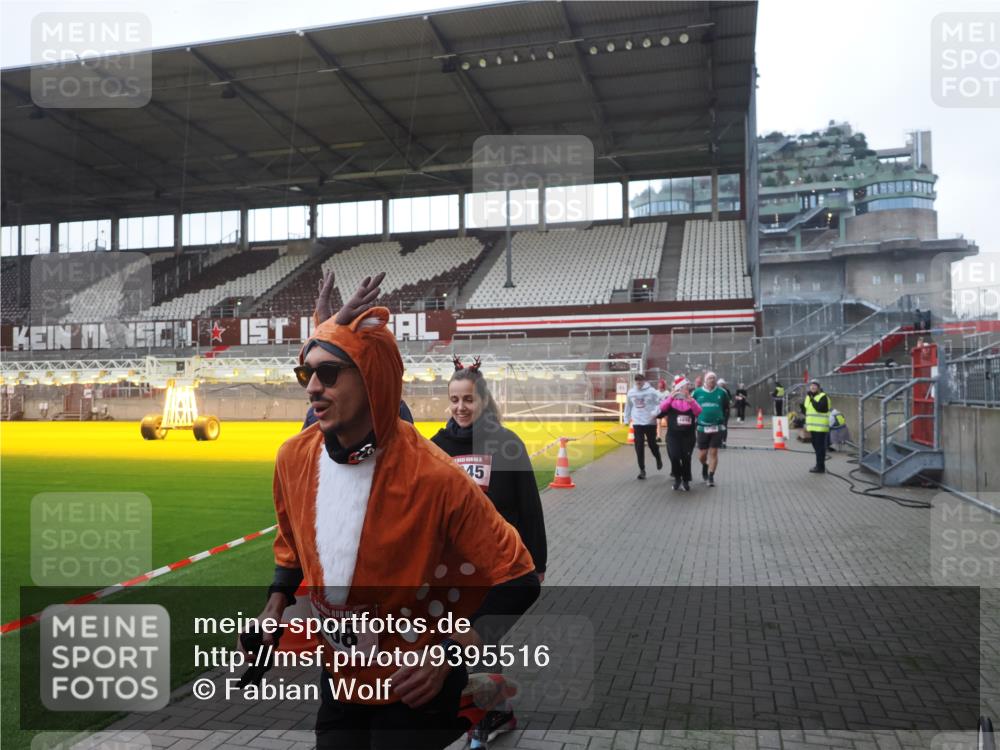 07.12.2025 - St. Pauli X-Mass-Run No. 15 Fabian Wolf http://msf.ph/oto/9395516 07.12.2025 10:30:45 Ziel 594, 601, 608, 1698, 1700, 2537, 3936, 3940, 3982, 3986, 4845, 4847 meine-sportfotos.de