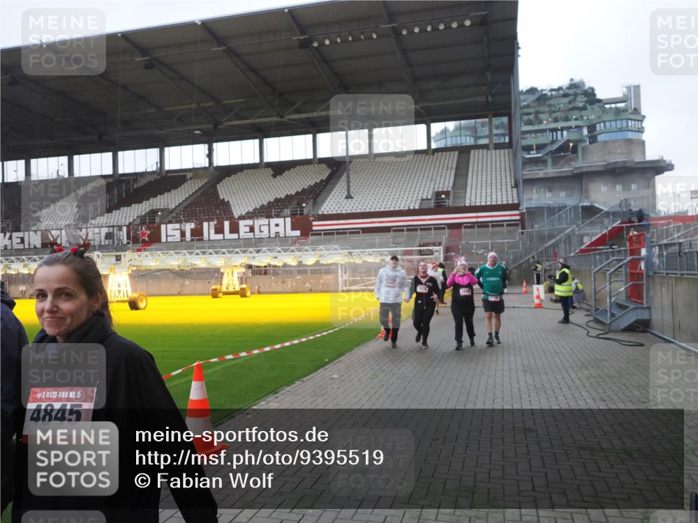 07.12.2025 - St. Pauli X-Mass-Run No. 15 Fabian Wolf http://msf.ph/oto/9395519 07.12.2025 10:30:47 Ziel 594, 601, 608, 1698, 1700, 2537, 3936, 3940, 3982, 3986, 4845, 4847 meine-sportfotos.de