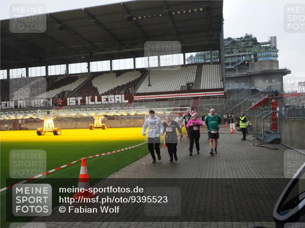 07.12.2025 - St. Pauli X-Mass-Run No. 15 Fabian Wolf http://msf.ph/oto/9395523 07.12.2025 10:30:48 Ziel 594, 601, 608, 1698, 1700, 2537, 3936, 3940, 3982, 3986, 4845, 4847 meine-sportfotos.de