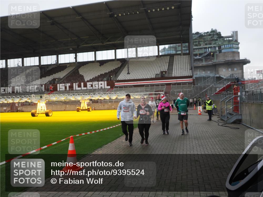 07.12.2025 - St. Pauli X-Mass-Run No. 15 Fabian Wolf http://msf.ph/oto/9395524 07.12.2025 10:30:48 Ziel 594, 601, 608, 1698, 1700, 2537, 3936, 3940, 3982, 3986, 4845, 4847 meine-sportfotos.de