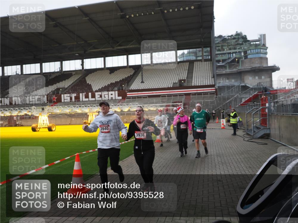 07.12.2025 - St. Pauli X-Mass-Run No. 15 Fabian Wolf http://msf.ph/oto/9395528 07.12.2025 10:30:49 Ziel 594, 601, 608, 1698, 1700, 2537, 3936, 3940, 3982, 3986, 4845, 4847 meine-sportfotos.de