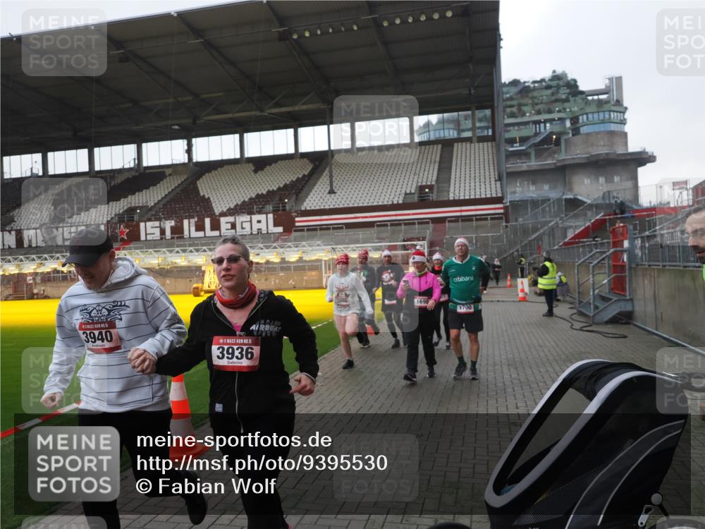 07.12.2025 - St. Pauli X-Mass-Run No. 15 Fabian Wolf http://msf.ph/oto/9395530 07.12.2025 10:30:50 Ziel 594, 601, 608, 1698, 1700, 2537, 3936, 3940, 3982, 3986, 4464, 4845, 4847 meine-sportfotos.de