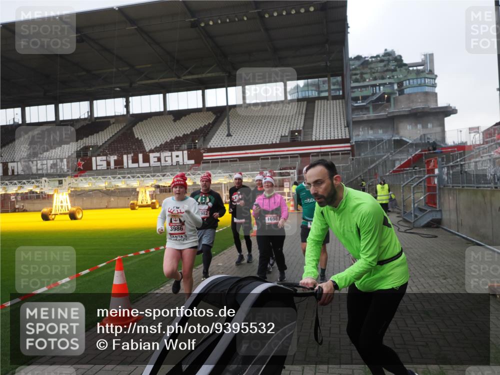 07.12.2025 - St. Pauli X-Mass-Run No. 15 Fabian Wolf http://msf.ph/oto/9395532 07.12.2025 10:30:51 Ziel 594, 601, 608, 1698, 1700, 2537, 3936, 3940, 3982, 3986, 4464, 4845, 4847 meine-sportfotos.de