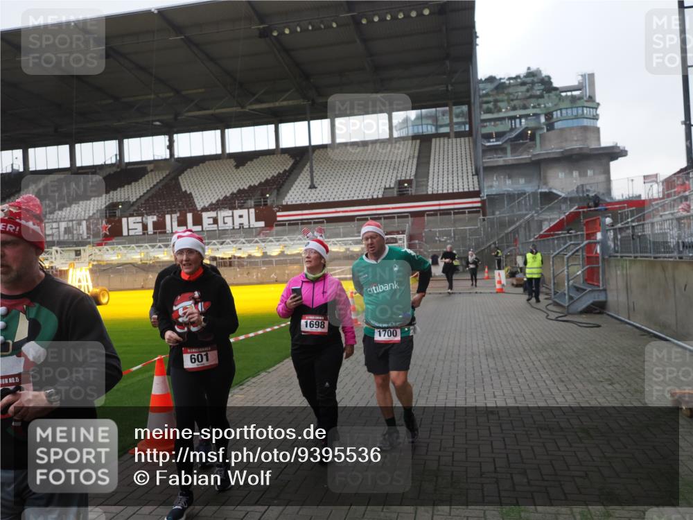 07.12.2025 - St. Pauli X-Mass-Run No. 15 Fabian Wolf http://msf.ph/oto/9395536 07.12.2025 10:30:53 Ziel 594, 601, 608, 1015, 1075, 1698, 1700, 2537, 3936, 3940, 3982, 3986, 4464, 4845, 4847 meine-sportfotos.de