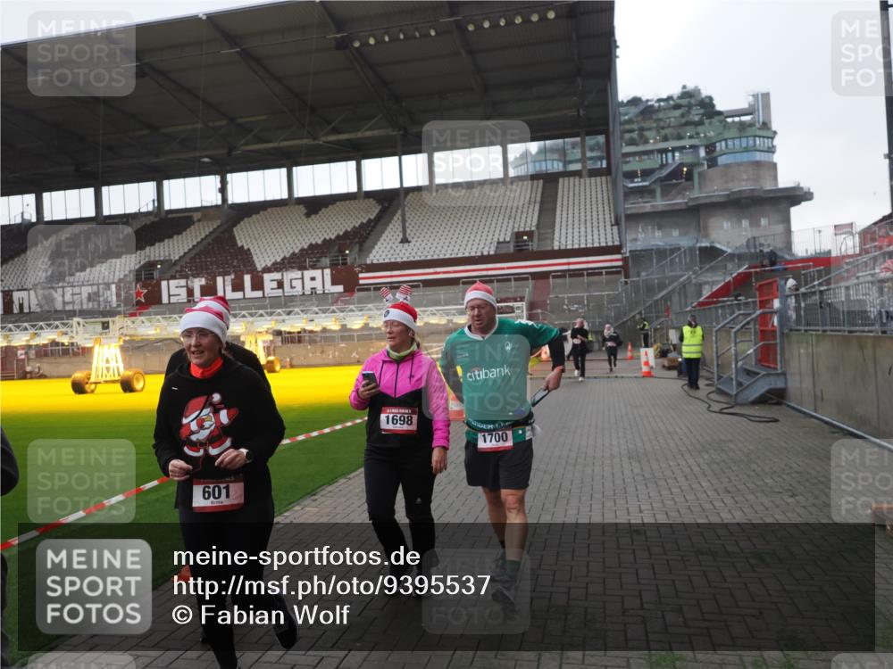 07.12.2025 - St. Pauli X-Mass-Run No. 15 Fabian Wolf http://msf.ph/oto/9395537 07.12.2025 10:30:53 Ziel 594, 601, 608, 1015, 1075, 1698, 1700, 2537, 3936, 3940, 3982, 3986, 4464, 4845, 4847 meine-sportfotos.de