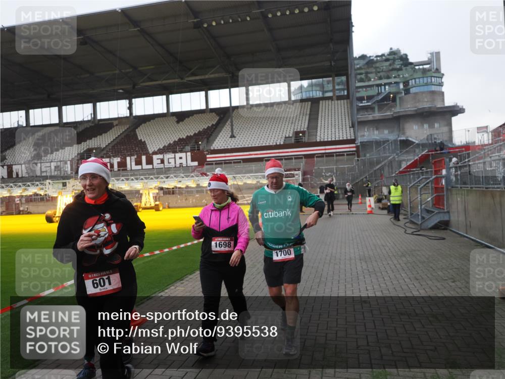 07.12.2025 - St. Pauli X-Mass-Run No. 15 Fabian Wolf http://msf.ph/oto/9395538 07.12.2025 10:30:53 Ziel 594, 601, 608, 1015, 1075, 1698, 1700, 2537, 3936, 3940, 3982, 3986, 4464, 4845, 4847 meine-sportfotos.de