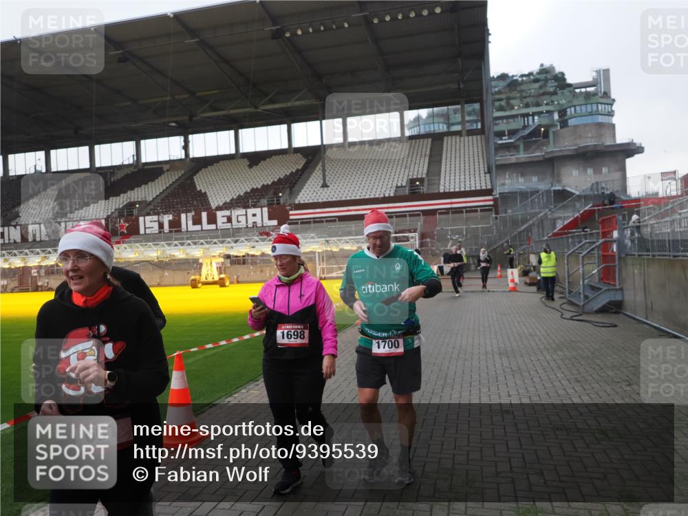 07.12.2025 - St. Pauli X-Mass-Run No. 15 Fabian Wolf http://msf.ph/oto/9395539 07.12.2025 10:30:53 Ziel 594, 601, 608, 1015, 1075, 1698, 1700, 2537, 3936, 3940, 3982, 3986, 4464, 4845, 4847 meine-sportfotos.de