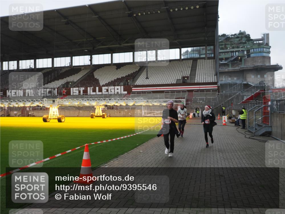 07.12.2025 - St. Pauli X-Mass-Run No. 15 Fabian Wolf http://msf.ph/oto/9395546 07.12.2025 10:30:58 Ziel 594, 601, 608, 1015, 1075, 1698, 1700, 3936, 3940, 3982, 3986, 4464 meine-sportfotos.de