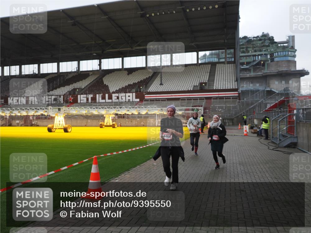 07.12.2025 - St. Pauli X-Mass-Run No. 15 Fabian Wolf http://msf.ph/oto/9395550 07.12.2025 10:30:59 Ziel 594, 601, 608, 1015, 1075, 3936, 3940, 3982, 3986, 4464 meine-sportfotos.de