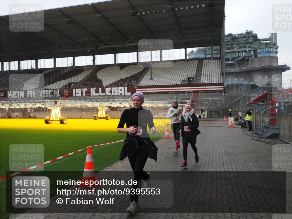 07.12.2025 - St. Pauli X-Mass-Run No. 15 Fabian Wolf http://msf.ph/oto/9395553 07.12.2025 10:31:00 Ziel 594, 601, 608, 1015, 1075, 3936, 3940, 3982, 3986, 4464 meine-sportfotos.de