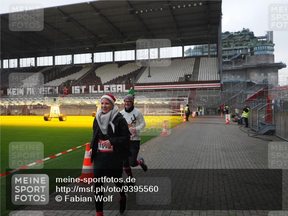07.12.2025 - St. Pauli X-Mass-Run No. 15 Fabian Wolf http://msf.ph/oto/9395560 07.12.2025 10:31:01 Ziel 594, 601, 1015, 1075, 3982, 3986, 4464 meine-sportfotos.de