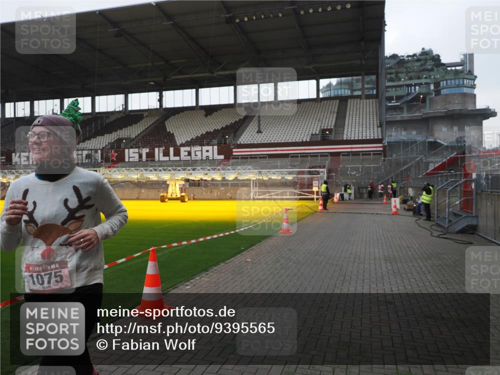 07.12.2025 - St. Pauli X-Mass-Run No. 15 Fabian Wolf http://msf.ph/oto/9395565 07.12.2025 10:31:02 Ziel 594, 601, 1015, 1075, 3982, 3986, 4464 meine-sportfotos.de