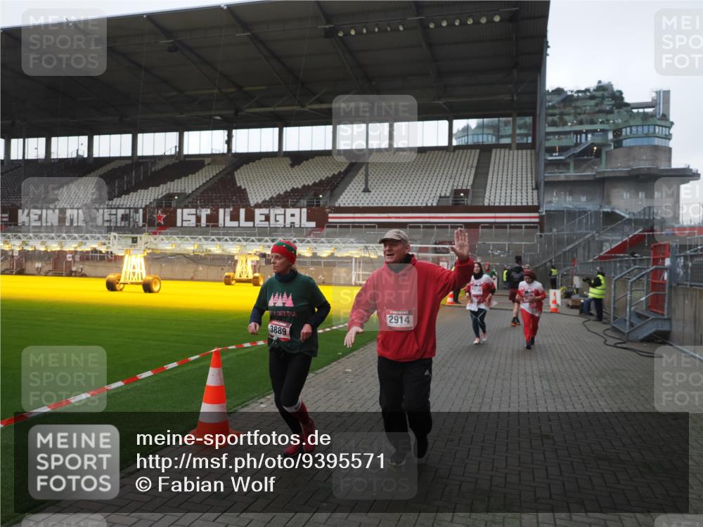 07.12.2025 - St. Pauli X-Mass-Run No. 15 Fabian Wolf http://msf.ph/oto/9395571 07.12.2025 10:31:17 Ziel 343, 1545, 2073, 2171, 2172, 2914, 3889 meine-sportfotos.de