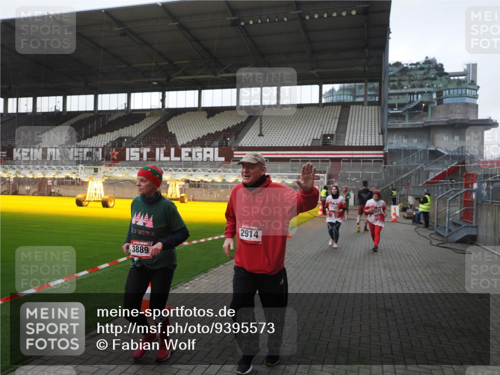 07.12.2025 - St. Pauli X-Mass-Run No. 15 Fabian Wolf http://msf.ph/oto/9395573 07.12.2025 10:31:17 Ziel 343, 1545, 2073, 2171, 2172, 2914, 3889 meine-sportfotos.de