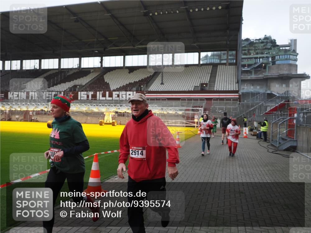 07.12.2025 - St. Pauli X-Mass-Run No. 15 Fabian Wolf http://msf.ph/oto/9395574 07.12.2025 10:31:17 Ziel 343, 1545, 2073, 2171, 2172, 2914, 3889 meine-sportfotos.de