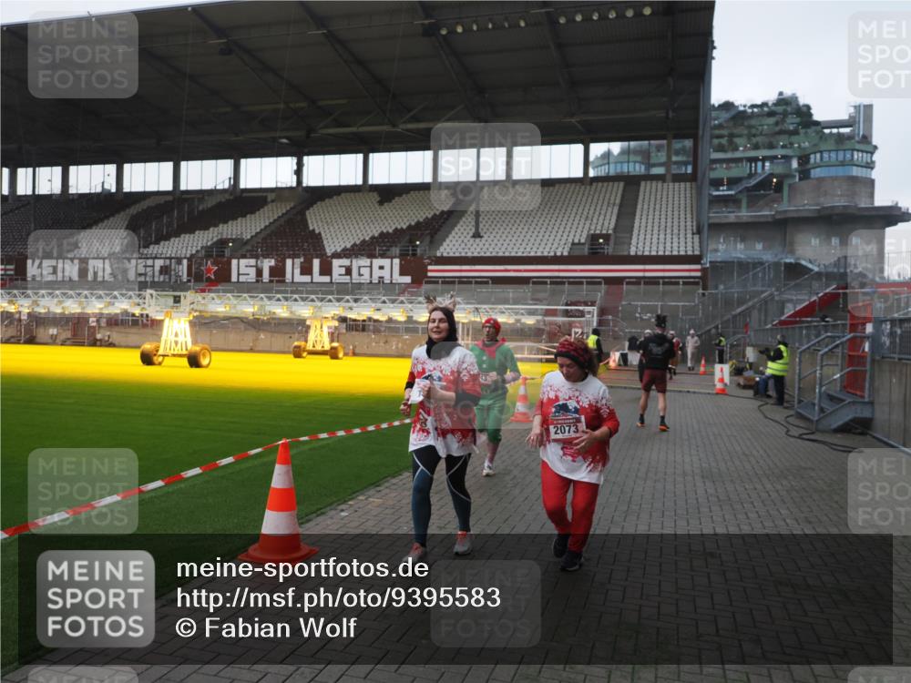 07.12.2025 - St. Pauli X-Mass-Run No. 15 Fabian Wolf http://msf.ph/oto/9395583 07.12.2025 10:31:20 Ziel 343, 1545, 2073, 2171, 2172, 2914, 3889, 4412 meine-sportfotos.de