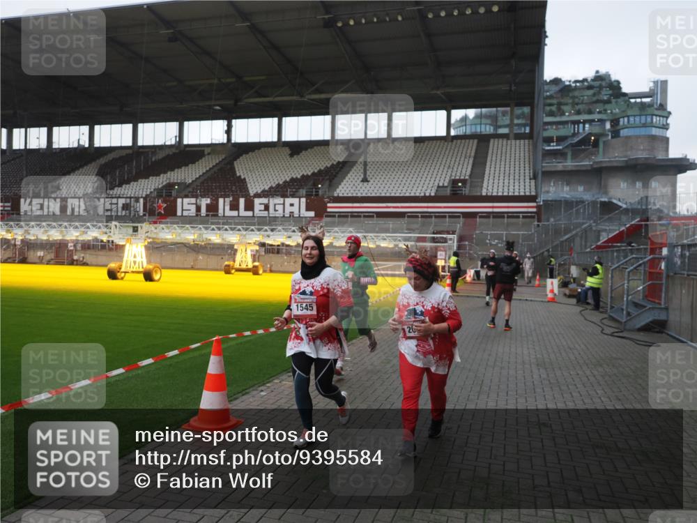 07.12.2025 - St. Pauli X-Mass-Run No. 15 Fabian Wolf http://msf.ph/oto/9395584 07.12.2025 10:31:20 Ziel 343, 1545, 2073, 2171, 2172, 2914, 3889, 4412 meine-sportfotos.de