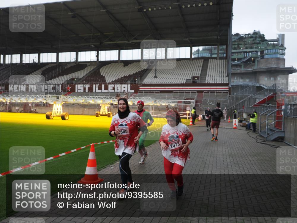 07.12.2025 - St. Pauli X-Mass-Run No. 15 Fabian Wolf http://msf.ph/oto/9395585 07.12.2025 10:31:21 Ziel 343, 1545, 2073, 2171, 2172, 2914, 3889, 4412 meine-sportfotos.de