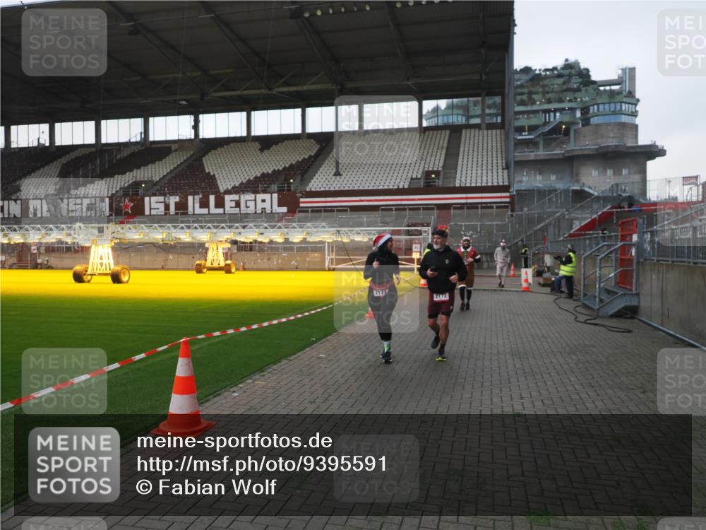 07.12.2025 - St. Pauli X-Mass-Run No. 15 Fabian Wolf http://msf.ph/oto/9395591 07.12.2025 10:31:25 Ziel 343, 1545, 2073, 2171, 2172, 2540, 2541, 2914, 3889, 4412 meine-sportfotos.de