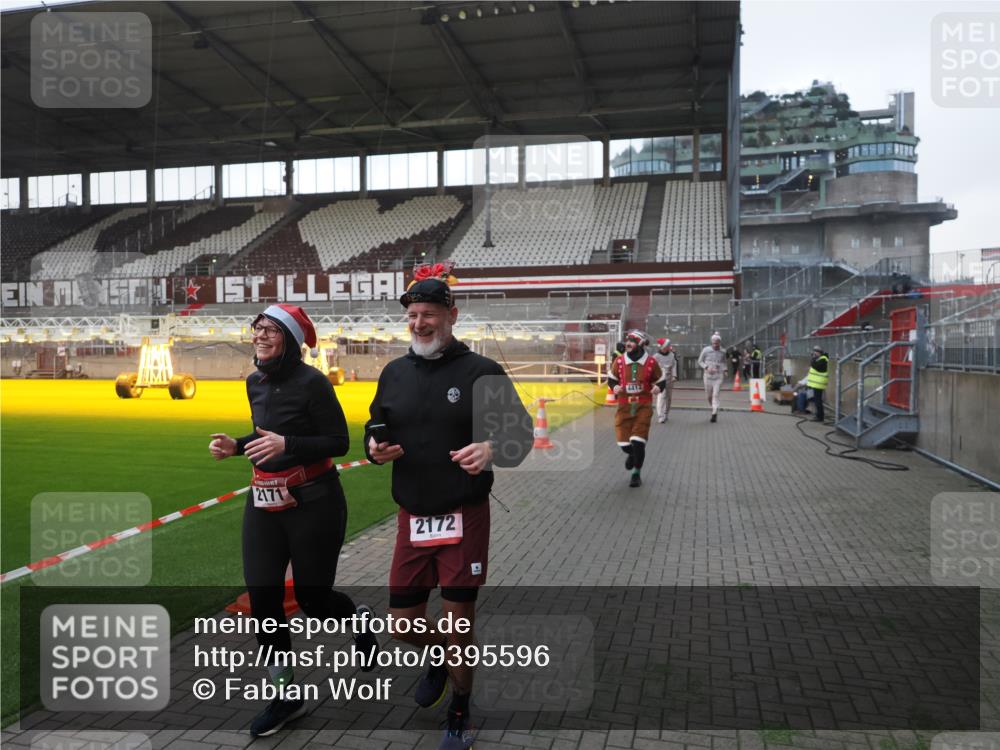 07.12.2025 - St. Pauli X-Mass-Run No. 15 Fabian Wolf http://msf.ph/oto/9395596 07.12.2025 10:31:28 Ziel 343, 1545, 2073, 2171, 2172, 2540, 2541, 4412 meine-sportfotos.de